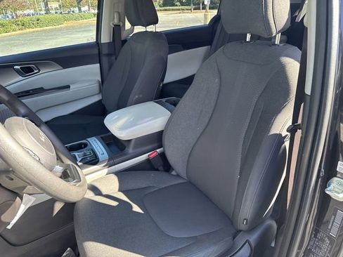 Certified 2023 Kia Carnival LX image 14