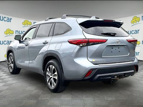 Used 2023 Toyota Highlander XLE image 4