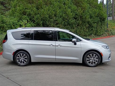 Used 2023 Chrysler Pacifica Pinnacle FWD image 3