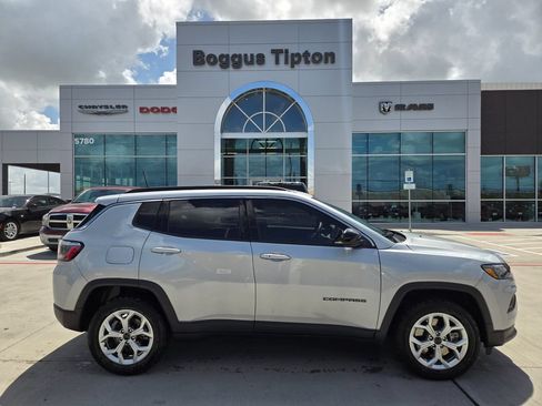 Used 2025 Jeep Compass Latitude AWD/4WD image 2
