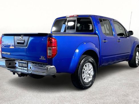 Used 2015 Nissan Frontier SV image 2