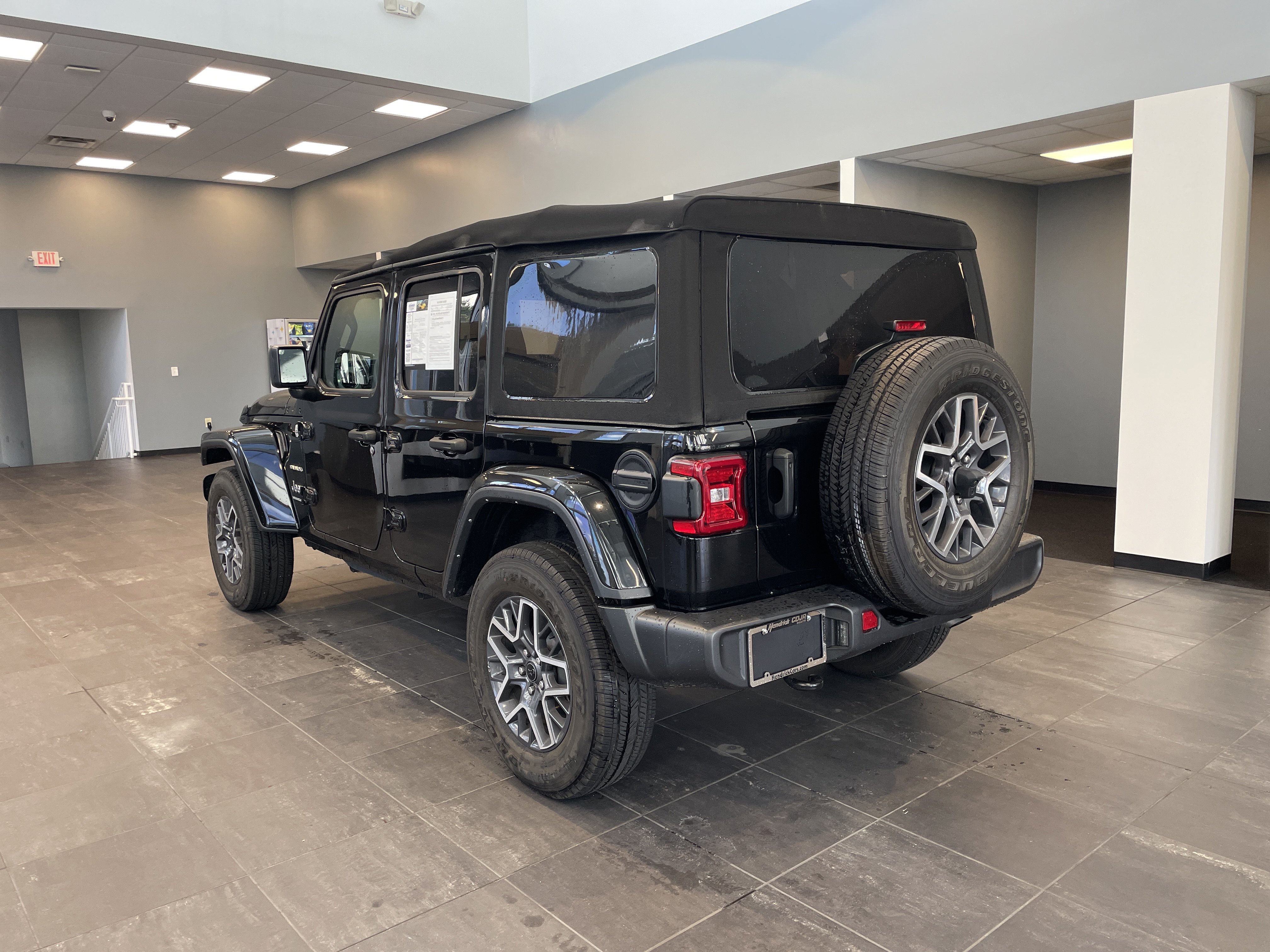 Used 2024 Jeep Wrangler Unlimited Sahara w/ Technology Group AWD/4WD image 8