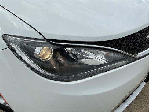 Used 2017 Chrysler Pacifica Touring-L w/ Tire & Wheel Group image 13