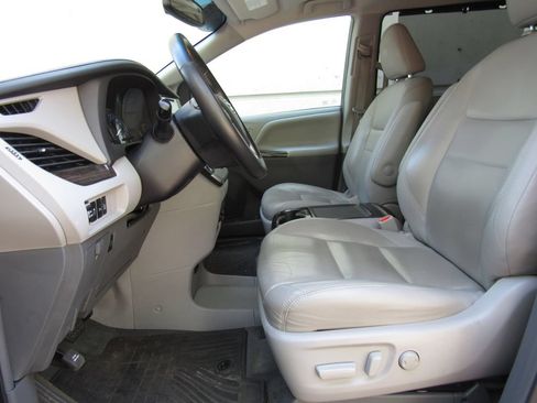 Used 2015 Toyota Sienna XLE Premium FWD image 10