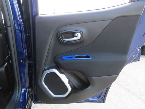 Used 2018 Jeep Renegade Latitude w/ UConnect 8.4 Nav Group FWD image 31
