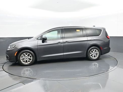 Used 2023 Chrysler Pacifica Touring-L image 5