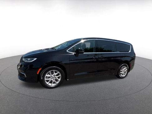 Used 2024 Chrysler Pacifica Touring-L FWD image 7
