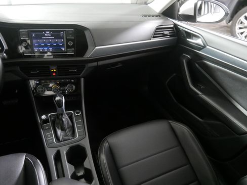 Certified 2022 Volkswagen Jetta SE w/ Panoramic Sunroof Package image 11