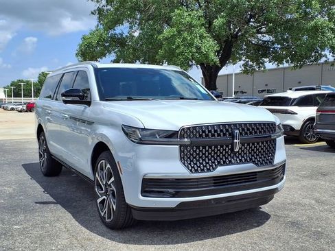 New 2026 Lincoln Navigator L Reserve AWD/4WD image 4