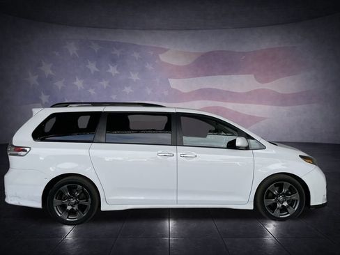 Used 2017 Toyota Sienna SE w/ Cargo Management Package image 6