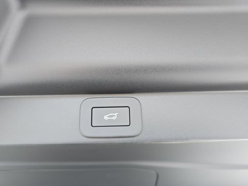 New 2026 Land Rover Range Rover Long Wheelbase SE image 14