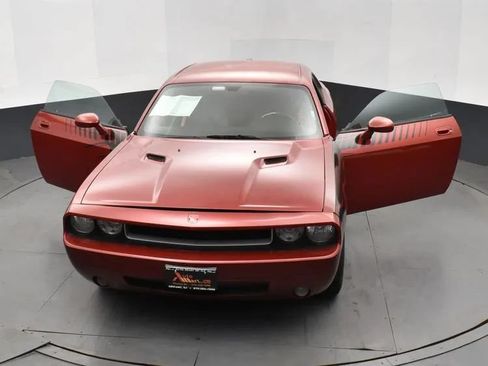 Used 2010 Dodge Challenger SE RWD image 10