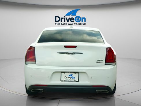 Used 2021 Chrysler 300 Touring L image 8