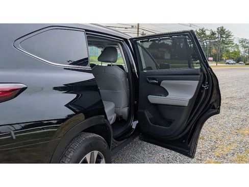 Used 2024 Toyota Highlander XLE image 12