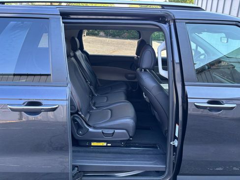 Used 2025 Kia Carnival EX FWD image 21