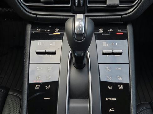 Certified 2026 Porsche Macan image 13