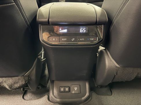 Used 2021 Toyota Highlander Limited FWD image 32
