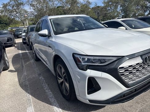 Used 2024 Audi Q8 e-tron Premium Plus w/ Premium Plus Package image 2