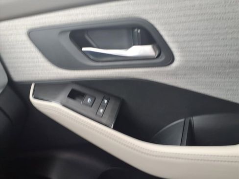 Used 2023 Nissan Rogue SV image 32