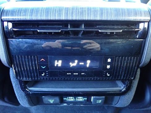 Used 2023 Jeep Wagoneer Series III w/ Preferred Equipment Group image 17