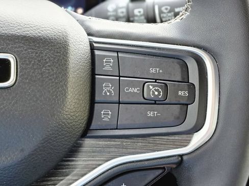 Used 2024 Jeep Wagoneer L Series II RWD image 18