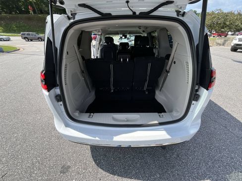 Used 2022 Chrysler Pacifica Touring-L w/ Uconnect Theater Family Group FWD image 27