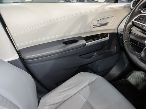 Used 2021 Toyota Sienna XLE w/ XLE Plus Package FWD image 35