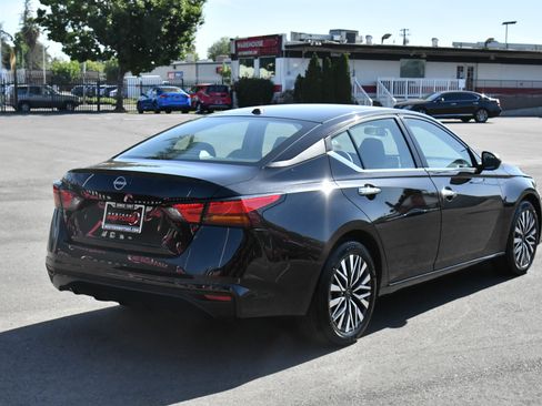 Used 2025 Nissan Altima 2.5 SV FWD image 8