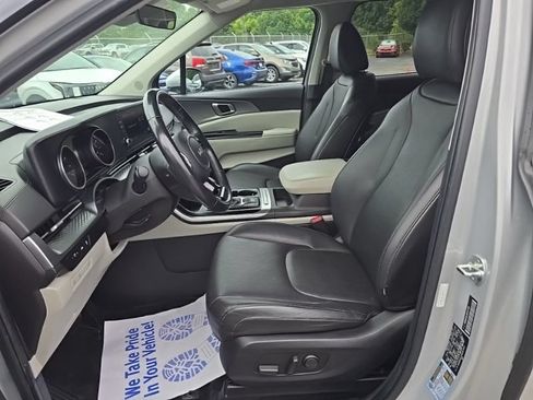 Certified 2022 Kia Carnival LX FWD image 23