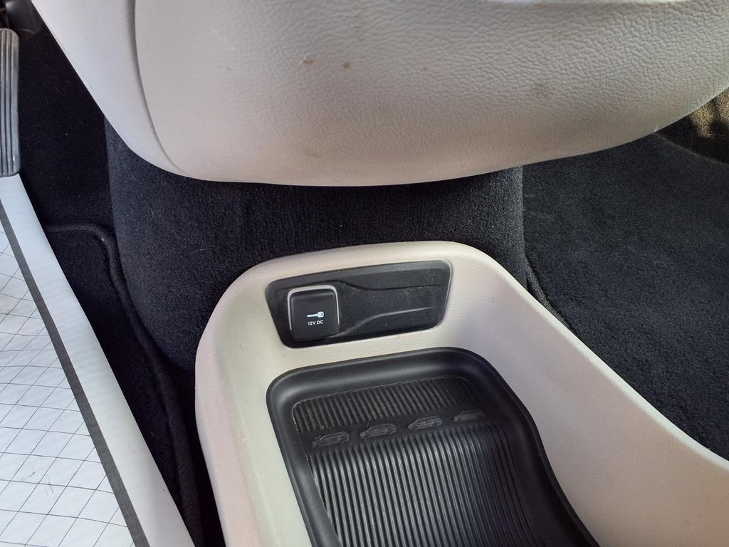 Used 2022 Chrysler Voyager LX FWD image 8