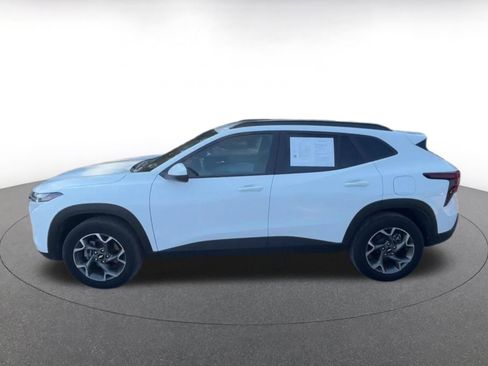 Used 2025 Chevrolet Trax LT image 9