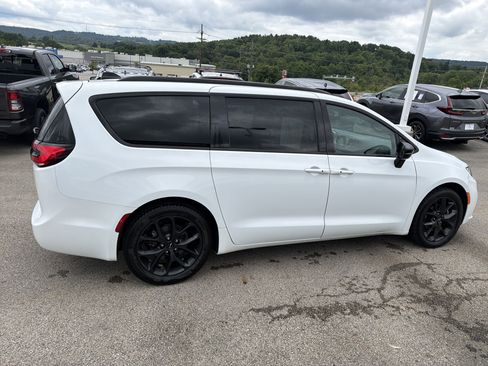Used 2024 Chrysler Pacifica Touring-L w/ S Appearance Package FWD image 3