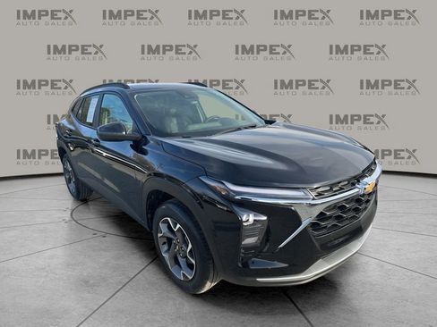 Used 2025 Chevrolet Trax LT w/ LT Convenience Package image 7