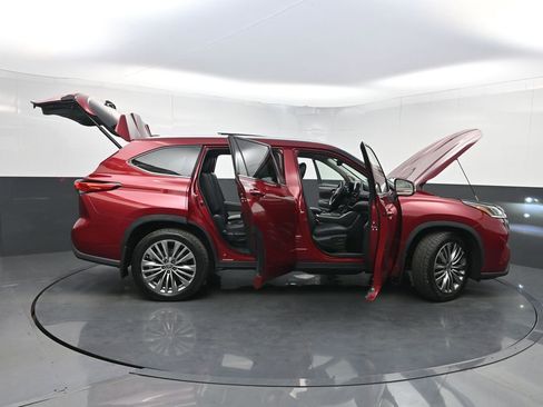 Used 2023 Toyota Highlander Platinum image 41