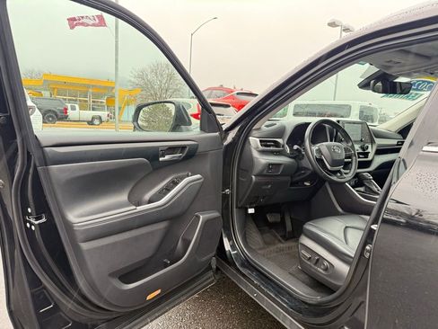 Used 2022 Toyota Highlander XLE image 11