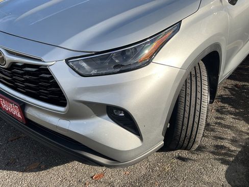 Certified 2024 Toyota Highlander XLE image 3