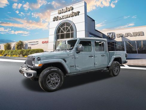 Used 2025 Jeep Gladiator Sport AWD/4WD image 9