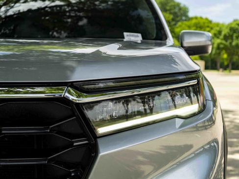 Used 2024 Honda Pilot Touring image 11