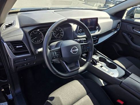 Used 2025 Nissan Rogue SV image 9