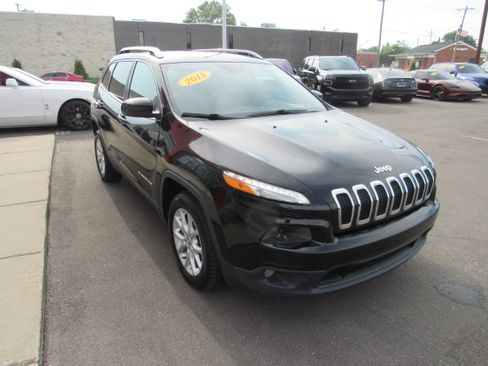 Used 2018 Jeep Cherokee Latitude FWD image 4