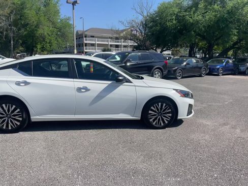 Used 2025 Nissan Altima 2.5 SV image 12