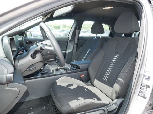 Certified 2025 Hyundai Elantra Sport FWD image 14