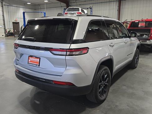 Used 2024 Jeep Grand Cherokee Altitude image 5