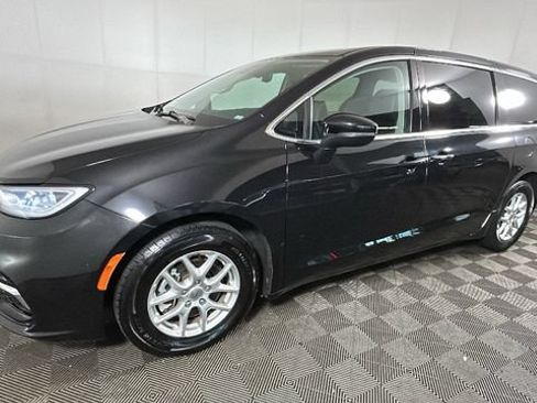 Used 2023 Chrysler Pacifica Touring-L FWD image 6