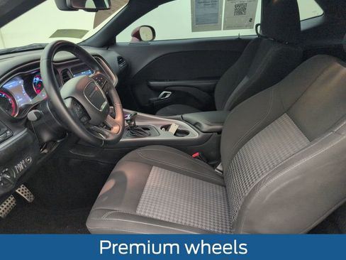 Used 2022 Dodge Challenger SXT image 5