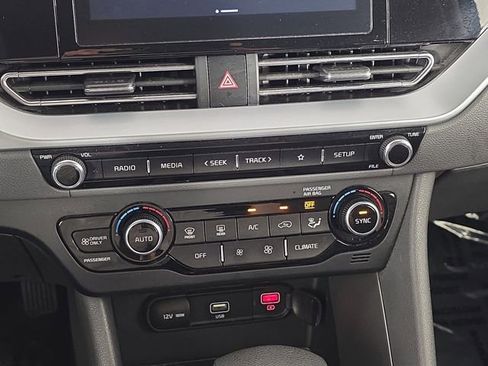 Used 2020 Kia Niro LX image 24