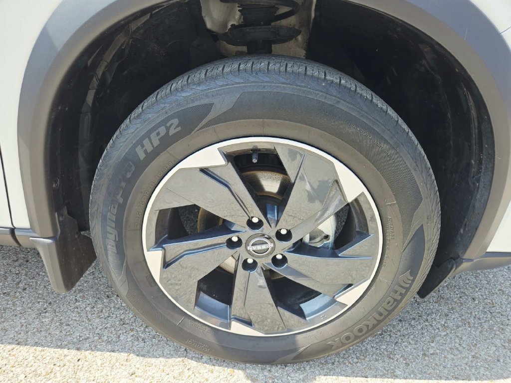 Used 2024 Nissan Rogue SV AWD/4WD image 16