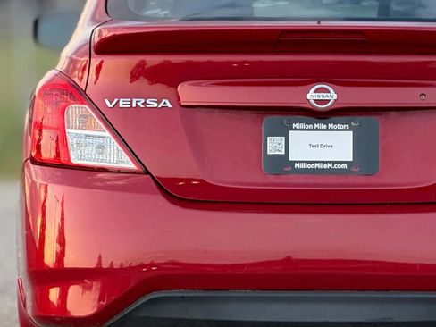 Used 2015 Nissan Versa SV FWD image 13
