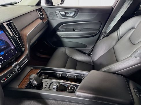 Used 2023 Volvo XC60 B5 Plus image 24