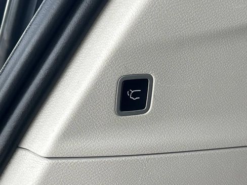 Used 2023 Chrysler Pacifica Touring-L FWD image 17
